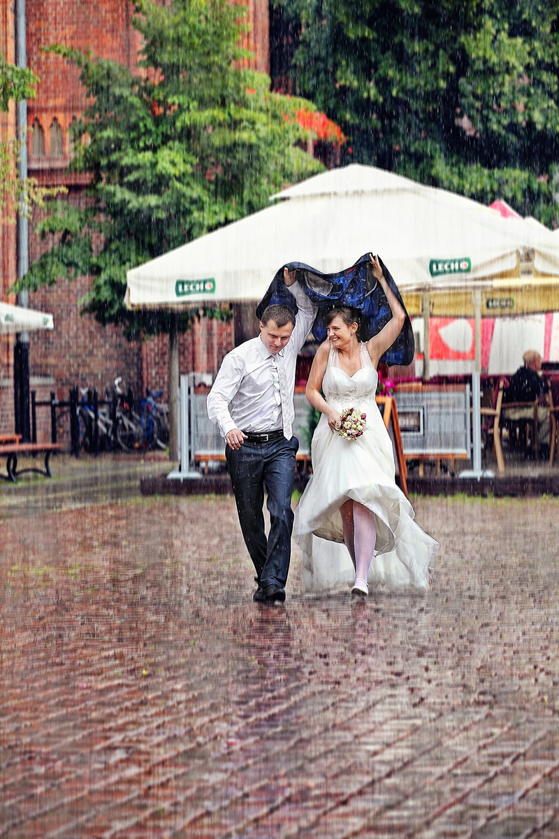 fotografia ślubna w deszczu